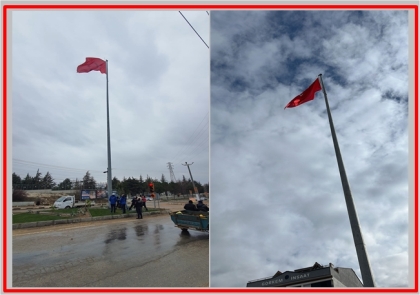 İLÇEMİZ GİRİŞLERİNDEKİ ŞANLI BAYRAKLARIMIZ YENİLENDİ.