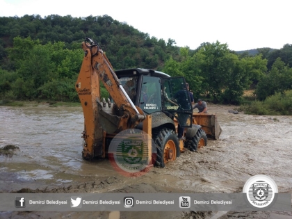 ŞİDDETLİ YAĞIŞ DEMİRCİ'DE ETKİLİ OLDU