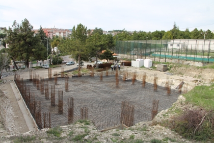 CAMİ İNŞAATINDA TEMEL BETONU ATILIYOR, BETON SANTRALİ KAPANIYOR