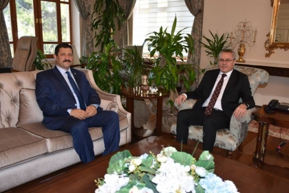 BAŞKAN SELÇUK, MANİSA VALİSİ AHMET DENİZ'İ ZİYARET ETTİ.