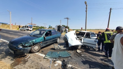 DEMİRCİ'DE TRAFİK KAZASI 3 KİŞİ YARALANDI