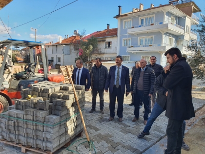 YOL DÜZENLEME VE PARKE TAŞI DÖŞEME ÇALIŞMALARI BAŞLADI