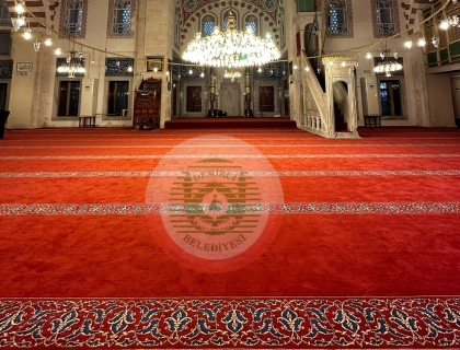 MİMAR SİNAN’IN SON ESERİ OLAN TARİHİ CAMİİ’NİN HALISI DEMİRCİ’DE DOKUNDU