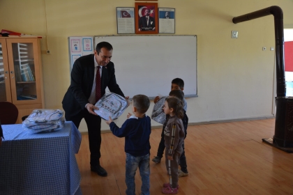 BELEDİYEMİZDEN OKULLARA SPOR KIYAFETİ VE MALZEME DESTEĞİ