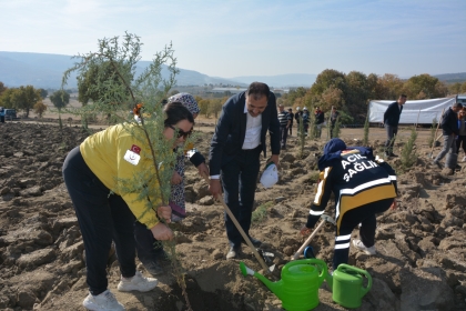DEMİRCİ’DE MİLLİ AĞAÇLANDIRMA GÜNÜNDE FİDANLAR TOPRAKLA BULUŞTU.