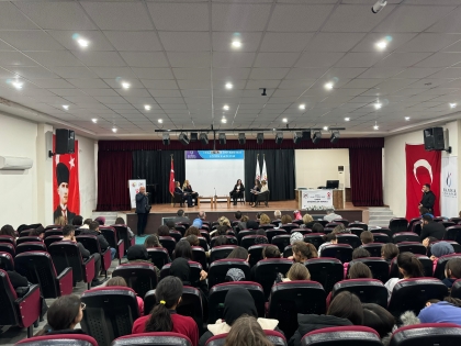 DEMİRCİ'DE MESLEKİ EĞİTİMDE KADIN ROLÜNÜN ARTTIRILMASI KONFERANSI DÜZENLENDİ 
